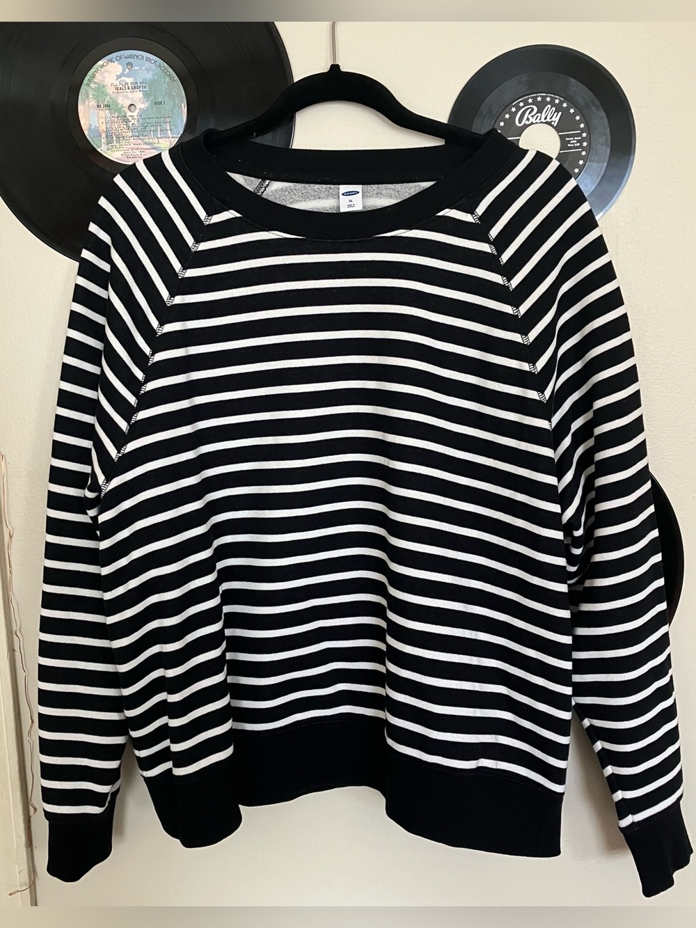 Old Navy Black & White Striped Women's Sweater - Classic Crewneck